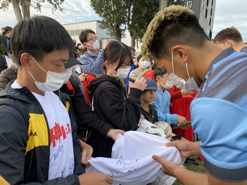 ファンサービスの様子。写真は山下楽平選手