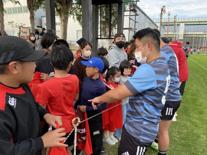 ファンサービスの様子。写真は松永貫汰選手